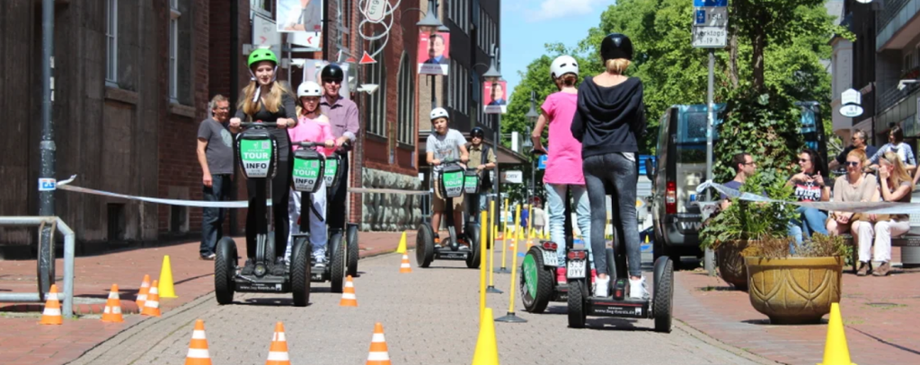 Gruppe fährt Segway Parcours in der Stadt, perfektes Team-Event für Segway mieten Firmenfeier oder Sommerfest